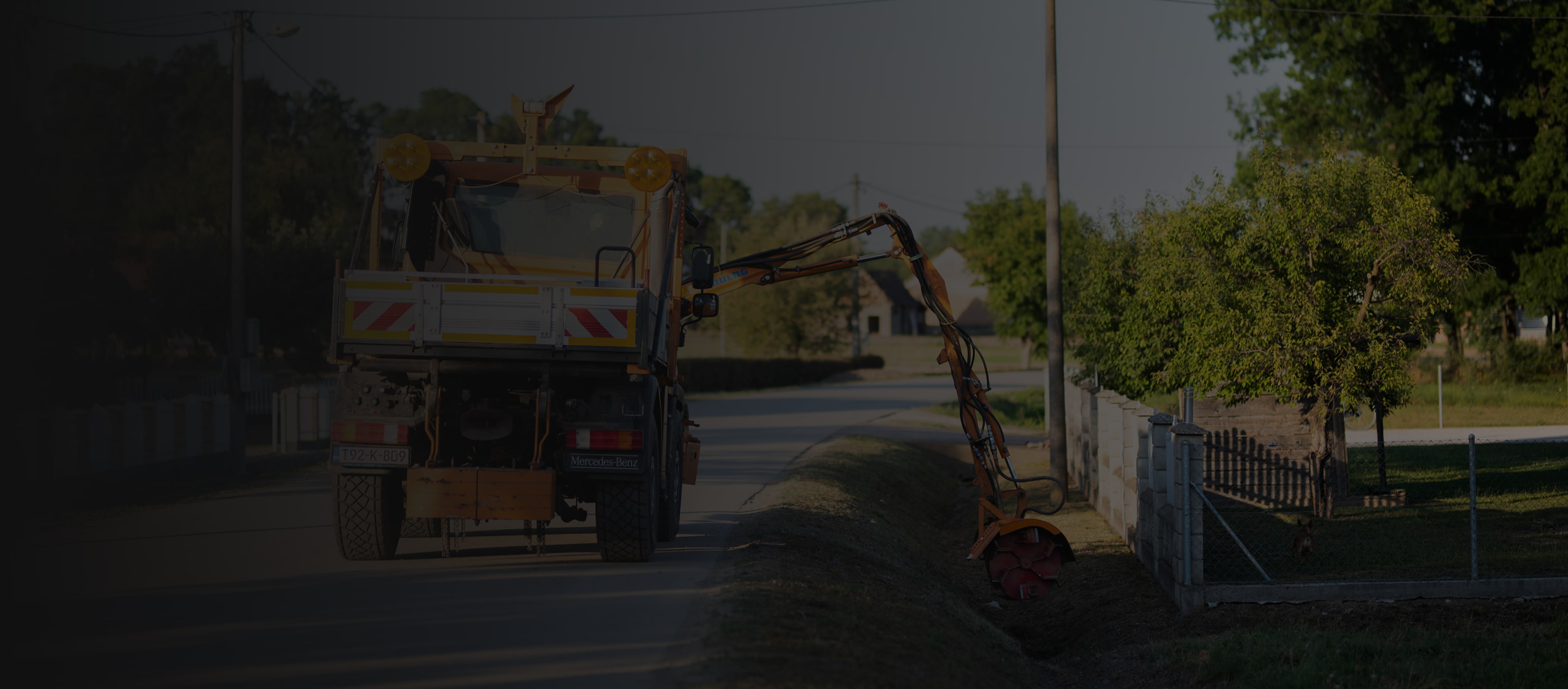 Traktor za košenje bankina pored puta